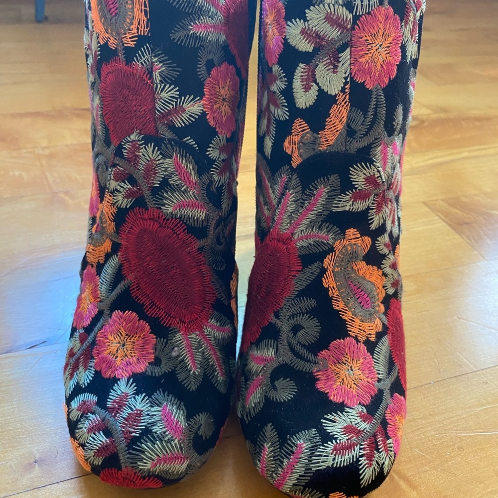 NEW! MIA embroidered black boots. Size 7.